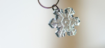 アポロンの煌き ～ Crystal of snow ～ 透明感のあるブルーグレーの色合い。 ラフォルム ガラスジュエリー ガラスアクセサリー