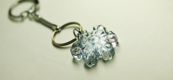 アポロンの煌き ～ Crystal of snow ～ キーホルダーの他、ペンダントとしてもご愛用いただけます。 ラフォルム ガラスジュエリー ガラスアクセサリー
