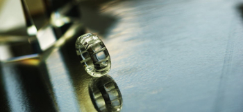 PURE CRYSTAL RING 中央と両サイドのカット面にもスクエアのカットを施しました。 ラフォルム ガラスジュエリー ガラスアクセサリー