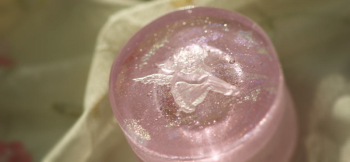 天使のうたたね 裏面の天使は、立体的に手彫りをしています。 ラフォルム ガラスジュエリー ガラスアクセサリー