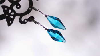 Angel tears.(Standard Dreamblue) 八面体「Standard Dreamblue」のスタイリッシュなイヤリング。 ラフォルム ガラスジュエリー ガラスアクセサリー