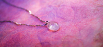 Ties of the heart ～ Pure ～ 優しい半透明ホワイトにラメが入っているイメージです。 ラフォルム ガラスジュエリー ガラスアクセサリー