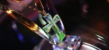 ラフォルム ガラスジュエリー ガラスアクセサリー Graceful cross 透明感のある爽やかな色合いのクロスです。ブルー各色からグリーン系の各色をグラデーションデザインにしています。クロス全体には美しく輝くゴールドラメを施しました。光に反射し…