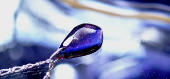 ラフォルム ガラスジュエリー ガラスアクセサリー 蒔絵の蕾 ～ Ice crystal ～ 美しい和の色合いと厳かなラメの煌き。蕾のようなフォルムにアイスロックカットを施した世界にひとつの素敵なペンダントが完成いたしました。ブルーとワインレッドの2…