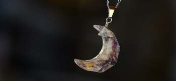 Ice moon 氷のかけらのような神秘的な三日月ペンダント。 ラフォルム ガラスジュエリー ガラスアクセサリー
