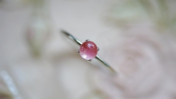 ラフォルム ガラスジュエリー ガラスアクセサリー ぬくもりの薄紅色 優しいピンク色をベースに、淡い煌きを施した小ぶりのトップが印象的な仕上がりとなりました。4mmほどの小ぶりのトップと、繊細な細身のSilver925製リングが素敵な、桜の季節にお似…
