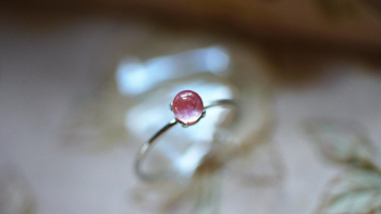 ぬくもりの薄紅色 4mmの小ぶりサイズのトップには、優しいラメも施しています。 ラフォルム ガラスジュエリー ガラスアクセサリー