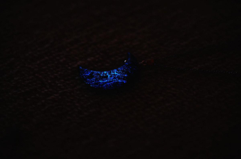 光華 ～ 上弦の月 ～ 暗闇では神秘的な蓄光の光。 ラフォルム ガラスジュエリー ガラスアクセサリー