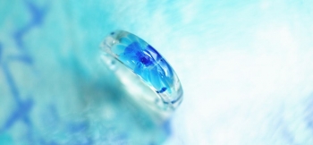ラフォルム ガラスジュエリー ガラスアクセサリー Blue water flower 優しい色合いのブルー系の濃淡の花を一輪細身のリングに施しました。全体は無色透明のクリアーをベースにしていますので、肌の色合いも優しく透過して素敵にはめられます。ノ…