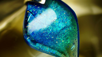 フラワーエンジェル ～ Collaborate glass leaf / Blue ～ 美しい煌きとブルーの濃淡が素敵な、葉をイメージしたフォルムのトップ。 ラフォルム ガラスジュエリー ガラスアクセサリー