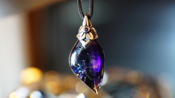 ラフォルム ガラスジュエリー ガラスアクセサリー フラワーエンジェル ～ Collaborate glass leaf / Purple ～ お星さまのようにも見える、お花とツバサを掛け合わせたデザインの素敵なペンダント『フラワーエンジェル』をモチ…