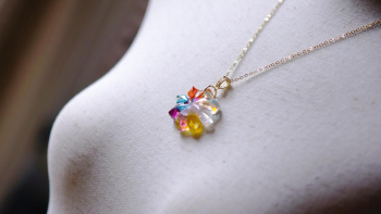 和彩の花 ～ 爽明～ 中央部は淡い桜色、花びらはパステルカラーの透明感。 ラフォルム ガラスジュエリー ガラスアクセサリー