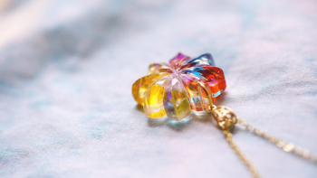 和彩の花 ～ 爽明～ 見る角度や光の当たり方で混ざり合うパステルカラーの色味。 ラフォルム ガラスジュエリー ガラスアクセサリー