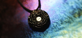 ラフォルム ガラスジュエリー ガラスアクセサリー かんたん封入ペンダント / Black Rose 神秘的な黒バラは人の心を魅了してくれます。
ブラックにも見える濃い目のパープルをベースに、何枚もの花びらを表現しました。光が当たりますと、細かな光…