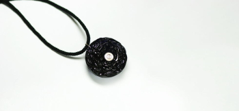 かんたん封入ペンダント / Black Rose 濃い目のパープルベース。 ラフォルム ガラスジュエリー ガラスアクセサリー
