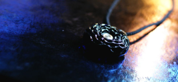 かんたん封入ペンダント / Black Rose たくさんの花びらを広げた、バラをイメージしたペンダントです。 ラフォルム ガラスジュエリー ガラスアクセサリー