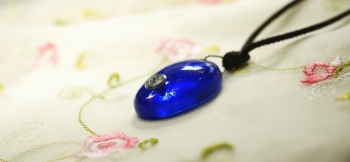ラフォルム ガラスジュエリー ガラスアクセサリー かんたん封入ペンダント / OVAL SHAPE 楕円形型のシンプルな形状の全体にレインボーラメが輝きます。表面から「かんたん封入」をすることが出来ます。

"思い出や幸せやいろいろな「ありがと…