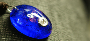 かんたん封入ペンダント / OVAL SHAPE 内部全体にレインボーラメが入っています。この作品は表面から封入加工ができます。 ラフォルム ガラスジュエリー ガラスアクセサリー