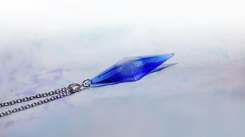 Dreamblue ～ ムーンライトⅡ ～ 大ぶりながら厚みを抑えた繊細な逸品です。 ラフォルム ガラスジュエリー ガラスアクセサリー