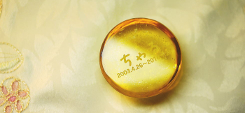 春の日差しにつつまれて 裏面に文字を彫刻しております。 ラフォルム ガラスジュエリー ガラスアクセサリー