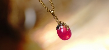 ラフォルム ガラスジュエリー ガラスアクセサリー Cute raspberry ラズベリーのような丸みのある優しいフォルム。ややピンクがかった赤系の「ルビーレッド」の色味が可愛らしい世界にひとつのオリジナルメモリアルペンダントが完成いたしました。ガ…