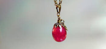 Cute raspberry ガラス内部に「思い出の大切なもの」を封入したメモリアルペンダント。 ラフォルム ガラスジュエリー ガラスアクセサリー
