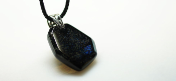 Modern Glass Onyx 裏面側はやや趣の異なるイメージで、内部の「思い出の大切なもの」も確認することが出来ます。 ラフォルム ガラスジュエリー ガラスアクセサリー