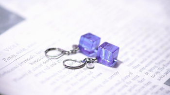 Lavender cube ～ Rainbow flashⅡ ～ 世界にひとつのキューブタイプピアス。 ラフォルム ガラスジュエリー ガラスアクセサリー