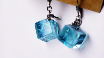 Lavender cube ～ Rainbow flashⅡ ～ ガラスの内部にラメの煌きと「ダイクロガラス」の直線的な格子模様を施した印象的な立方体。 ラフォルム ガラスジュエリー ガラスアクセサリー