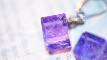Lavender cube ～ Rainbow flashⅡ ～ 紫外線の強さや光源の種類で色味が変化する魅力的な「ネオラベンダー」。 ラフォルム ガラスジュエリー ガラスアクセサリー