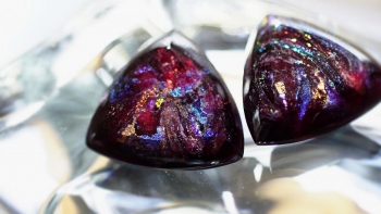 ラフォルム ガラスジュエリー ガラスアクセサリー Reuleaux triangle 幾重にも煌く美しい流れを閉じ込めた世界にひとつのオリジナルガラスオブジェ2点が完成いたしました。「フクシャピンク」という赤紫系のピンク色をベースに、美しい煌きをマ…