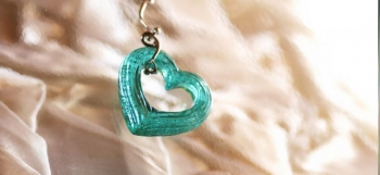 ラフォルム ガラスジュエリー ガラスアクセサリー Heart of wave ～ 海のメモリー ～ 澄んだ南の海のライトアクアマリンブルーは、とても優しく心が落ち着きます。

可愛らしいハートのフォルムには、波を表現したカットを施しました。光が…