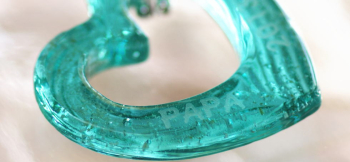 Heart of wave ～ 海のメモリー ～ 裏面にご希望の文字彫刻を致しました。 ラフォルム ガラスジュエリー ガラスアクセサリー