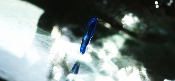 ラフォルム ガラスジュエリー ガラスアクセサリー Mysterious power 雪が解け、岩の隙間から零れ落ちるしずくは、とても美しく不思議なパワーを感じます。

零れ落ちるしずくのイメージをそのままフォルムに表現してみました。雪融けの澄ん…