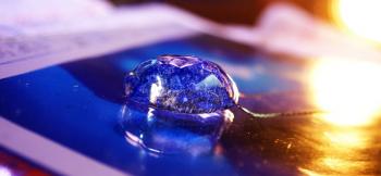 ラフォルム ガラスジュエリー ガラスアクセサリー Ice Firefly 表面全体にアイスロック加工をしています。裏面はフラットですので、文字彫刻なども可能です。厚みのあるフォルムで、氷の塊が光を通して美しく反射しているイメージでお作りしています。…