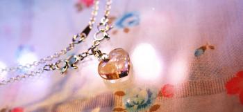 ラフォルム ガラスジュエリー ガラスアクセサリー Coral heart 小振りの丸味のあるハートネックレスです。色合いは、優しい透明オレンジ系(コーラルオレンジ)です。内部には、ブルーやゴールド、パープルなどに輝くレインボーラメを全体に施していま…