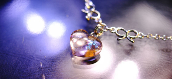 Coral heart 内部のレインボーラメがとても美しいです。 ラフォルム ガラスジュエリー ガラスアクセサリー
