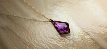 ラフォルム ガラスジュエリー ガラスアクセサリー Multicolor diamond MINI 「Multicolor diamond」のサイズを半分ほどにしたミニサイズの大きさながら、存在感のあるペンダントです。通常のダイクロ偏光ガラスとは一味…