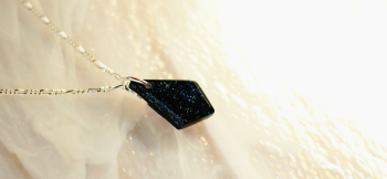 Multicolor diamond MINI 裏面側は細かなブルーのフレーク状のラメが煌きます。 ラフォルム ガラスジュエリー ガラスアクセサリー