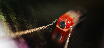 Pillar of Sparkle ラフォルムオリジナルのねじ式封入口をお付けしました。ご自身の手で封入していただけます。 ラフォルム ガラスジュエリー ガラスアクセサリー