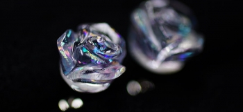 ラフォルム ガラスジュエリー ガラスアクセサリー 可憐 ～ Crystal rose ～ 淡いピンクとブルーの色合いとレインボーラメの煌きが内部に優しく煌く、大輪の美しいバラをイメージした世界にひとつのピアスです。光の当たり方や見る角度でも違った輝…