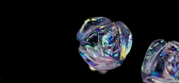 可憐 ～ Crystal rose ～ 淡いピンクとブルーの色合いとレインボーラメの煌きが内部に優しく煌きます。 ラフォルム ガラスジュエリー ガラスアクセサリー