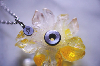 かんたん封入ペンダント / 瑠璃の一輪桜 ～ いのり ～ 内部の空間に『思い出の大切なもの』を封入できます。 ラフォルム ガラスジュエリー ガラスアクセサリー