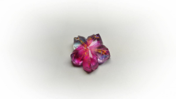 瑠璃の一輪桜・春風 001(ラメ・マーブル)★ペンダント、ピアス・イヤリング、リングなどに仕立ててお届けします♪ 春のときめきをそのまま閉じ込めたような、華やかで可愛らしい桜トップ。 ラフォルム ガラスジュエリー ガラスアクセサリー