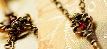Chronicle key 美しいのガラスルースを埋め込んでいます。チェーンは直接通すような仕様です。 ラフォルム ガラスジュエリー ガラスアクセサリー