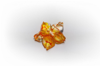 瑠璃の一輪桜・春風 006(マーブル)★ペンダント、ピアス・イヤリング、リングなどに仕立ててお届けします♪ 鮮やかなオレンジの光がそっと灯る一輪。 ラフォルム ガラスジュエリー ガラスアクセサリー