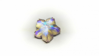 瑠璃の一輪桜・淡雪003(ラメ/ダイクロガラス)★ペンダント、ピアス・イヤリング、リングなどに仕立ててお届けします♪ 多彩な表情が浮かび上がり淡雪のように儚い。 ラフォルム ガラスジュエリー ガラスアクセサリー