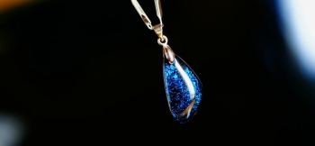 ラフォルム ガラスジュエリー ガラスアクセサリー Blue shining object フレーク状の細かなラメが一面に煌く、宝石のような神秘的なペンダント。フォルムはシーンを選ばず身に着けやすい普遍的なフォルムです。