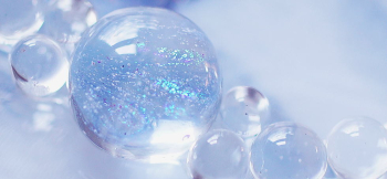 Water drops 中央メインの水玉にはダイクロ偏光ガラスをマーブル加工しました。淡いブルー系の色合いに見えます。 ラフォルム ガラスジュエリー ガラスアクセサリー