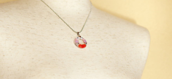 ミルフィオリペンダント / 花の泉 ～ サークル ～ 身に着けたイメージ。ボールチェーンも可愛らしいです。 ラフォルム ガラスジュエリー ガラスアクセサリー